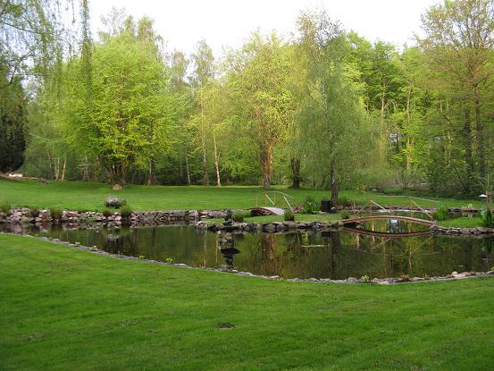 <b>20100519. Margretetorp - Hjärnarp</b><br> 8 km ( som nog blev lite längre). Det är vår/sommar, 
	onsdagskväll och vandring på Hallandsåsen vid Margretetorp och Hjärnarp ...då är det naturligtvis Lasse Mark som är guide.<br>
	Vi vandrar längs vägar, på stigar, genom trädgårdar (vi hade tillstånd) men också i ren skogsmiljö och det var en underbart skön kväll.<br>
	Mitt problem var att försöka hinna med att avbilda allt det vackra i de välskötta trädgårdarna och i naturens egna trädgårdar samtidigt som 
	jag var noga med att inte tappa kontakten med den bortflyende gruppen.<br>
	Det traskades på ganska bra den här kvällen och rundan blev nog något längre än vad som var planerat men det var ingen som klagade, 
	en kväll som denna upplever man inte så ofta.<br>
	Bilarna stod kvar utanför ICA/ Hjärnarp så vi slapp marschera hem, det var bara Lasse som kunde vända på klacken och gå hem......efter att ha 
	mottagit ett välförtjänt tack för ännu en fin vandring på åsen.<br>
	Text: Kjell. Foton: Christina och Kjell
